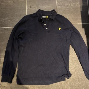 Lyle and scoot långärmad piké - Hej! Nu säljer jag min lyle and scoot piké i storlek medium(se andra bild). Då jag har tröttnat på den.:) tröjan är i typ 8/10 i skick och har bara använt i speciella tillfällen:)