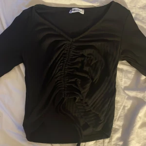 Svart ribbad topp med band emellan  - Svart ribbad törja från new yorker, aldirg använt helt ny skick 
