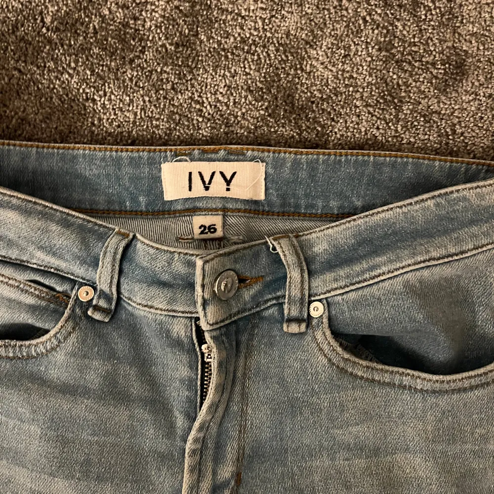 Skit snygga blå jenas från märket IVY, storlek 26💕 köpte dem i en butik på Gotland i somras men inte kommit till användning.. Jeans & Byxor.