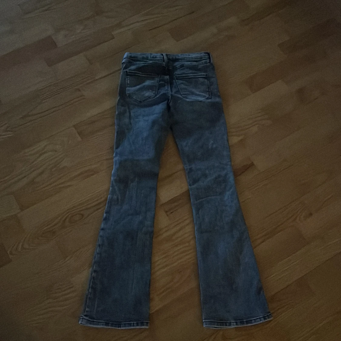 svarta jeans lågmidjade  - 91