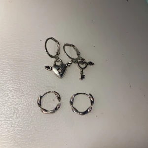 Örhängen  - 2 par örhängen  Säljer endast båda i ett kitt! Silver färgat och tror inte de är rostfrittstål💕