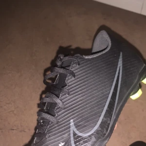 Nike mercurial  - Säljer mina Nike mercurial i storlek 43 där dom inte passade mig. Har bara använt dom ett par gånger. Vid snabb affär så kan priset diskuteras. Möts i Stockholm eller så kan jag frakta ut dom