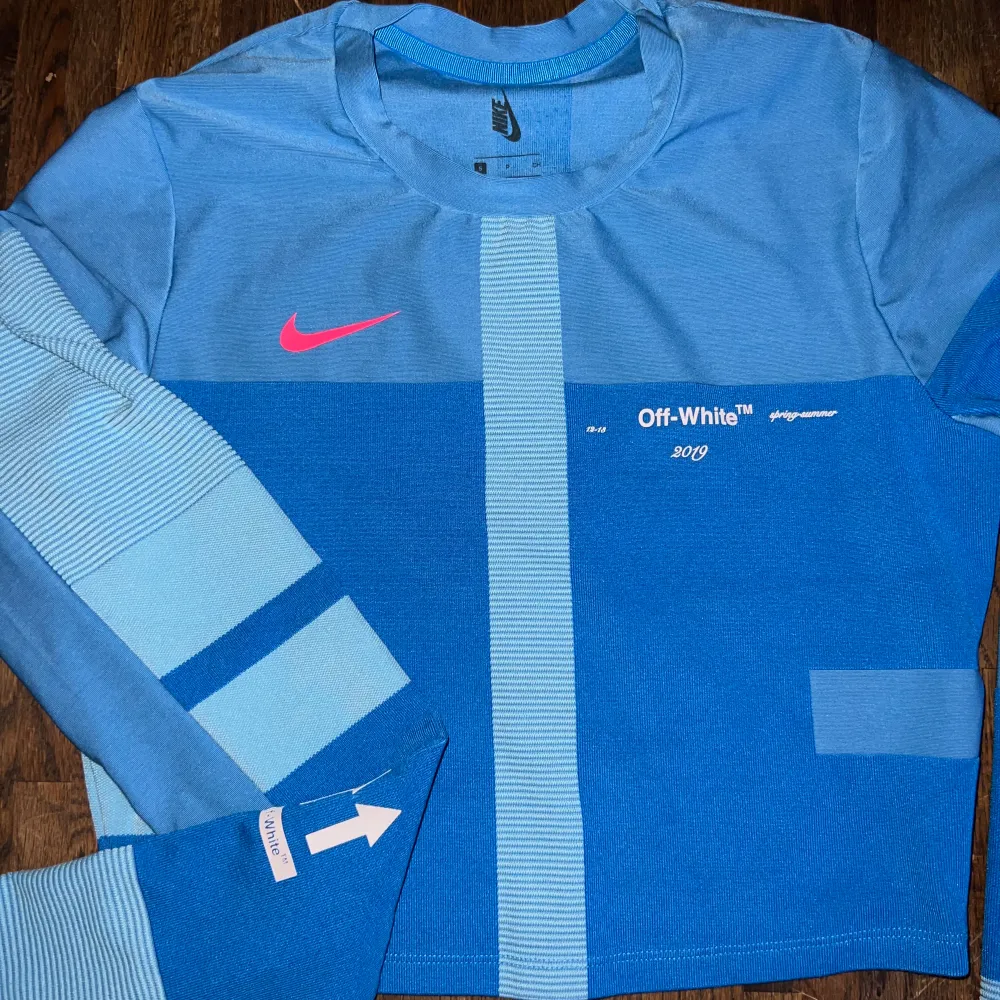 Off white nike sport top. Blusar.