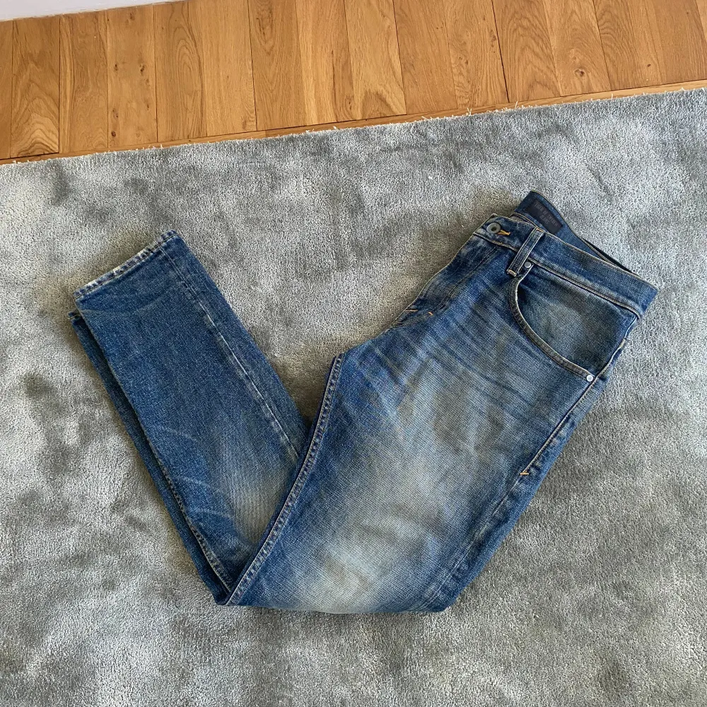 Tjena, säljer ett par jeans från tiger of Sweden i modellen Pistolero, jeansen är i bra skick, St 31/30 passar bäst på folk över 180. Går gärna ner i pris.. Jeans & Byxor.