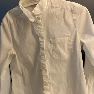 En vanlig vit skjorta från hm 