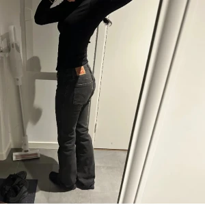 Levis low boot - Säljer dessa svarta levis low bootcut jeans med lappar på. Storlek 24/32 motsvarar XS, Innerben:ca 78cm. Köpta för 1200. Säljer pågrund av att jag råkat beställa 2. Köp gärna via köp nu💓