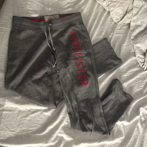 Hollister mjukisbyxor - Lågmidjade hollisterbyxor med utsvängda ben inga defekter super fina! 