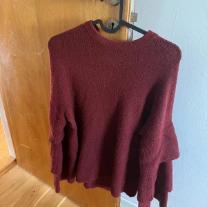 Volang tröja  - Stickad Tröja med volanger på ärmarna från ONLY