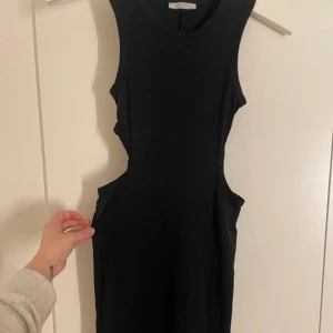Zara klänning - Klänning från zara, croppad på sidorna vid midjan. 🖤 jättefin!
