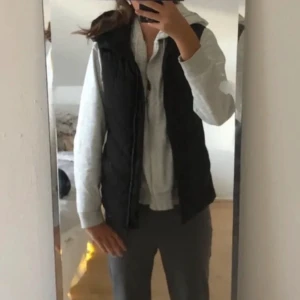 Zara väst - Fin zara väst! Storlek xs/34. Väldigt bra skick!  Säljs för 200kr
