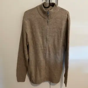 Helt ny aldrig använd full zip ull tröja i storlek M. Som är gjord i mycket fint material. Stickad kofta.