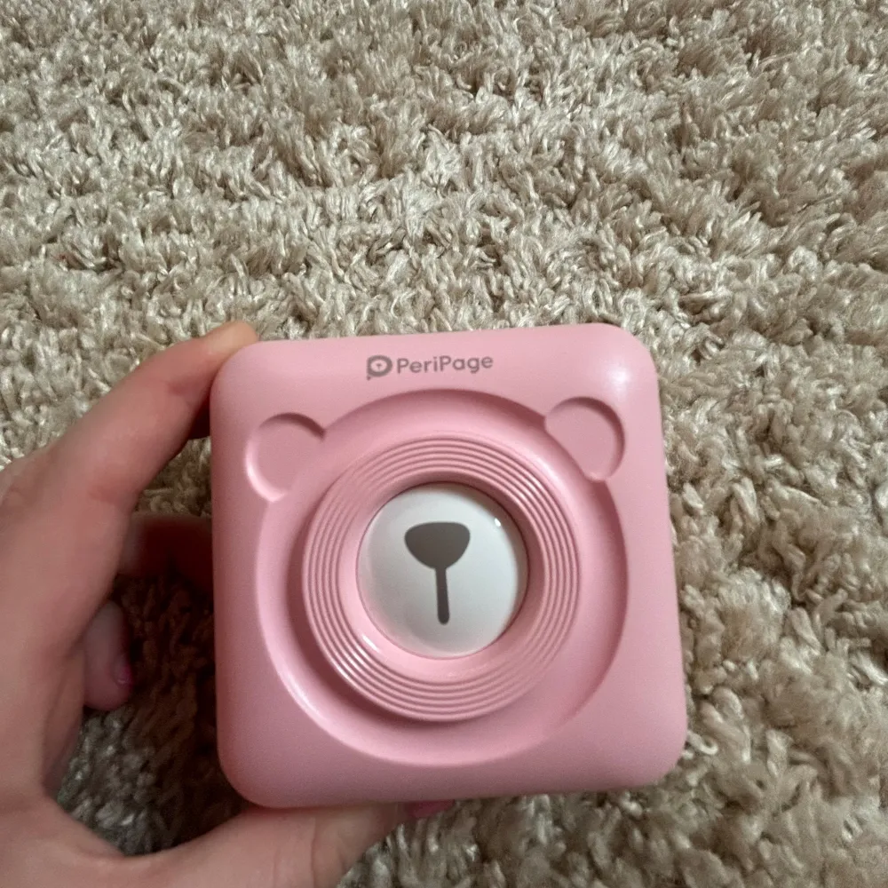 Säljer denna fina miniprinter/kamera för att den tyvärr inte funkar till min mobil. Svart vita foton. Muu.