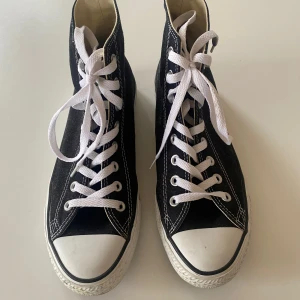 Svarta converse  - Säljer nu mina skit snygga svarta converse till våren! Har endast andvändt dom 2 gånger då dom är för små för mig.  Väldigt bra skick.  Perfekt till sommaren med kjol!  Inget tecken på andvändning  Nypris:1200kr ❤️