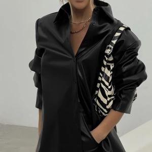 AVENY Skjorta lincoln vegan black - Läderskjorta från märket AVENY, helt oanvänd med prislapp kvar. (Veganskt läder)  Storlek S  Otroligt snygg både till vardags och festligare tillfällen. Hör av dig vid fler bilder!