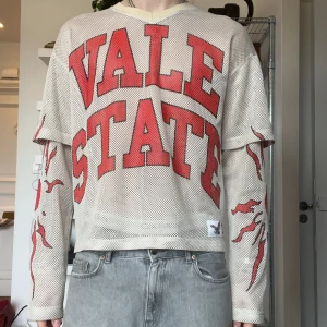 VALE LIVES  - VALE LIVES Hockey Jersey Otroligt märke från NYC Beställt direkt från hemsidan Storlek M Jag är 187 CM