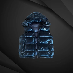 Moncler bormes - •Storlek m/s •Fler bilder finns i PM •Kvitto finns (digitalt)  ⚠️Tar betalt via Swish endast⚠️