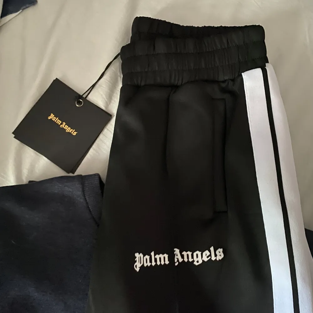 Säljer mina 1:1 Palm angels byxor då jag vill bli av med dem. 10/10 skick helt identiska. Kan gå ner i pris vid snabb affär . Jeans & Byxor.