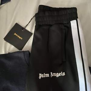 Säljer mina 1:1 Palm angels byxor då jag vill bli av med dem. 10/10 skick helt identiska. Kan gå ner i pris vid snabb affär 