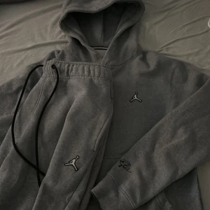 Jordan tracksuit - Tröja xs, byxor M (baggy fit) Tröja sitter som S och byxor sitter som M Köpt från zalando 
