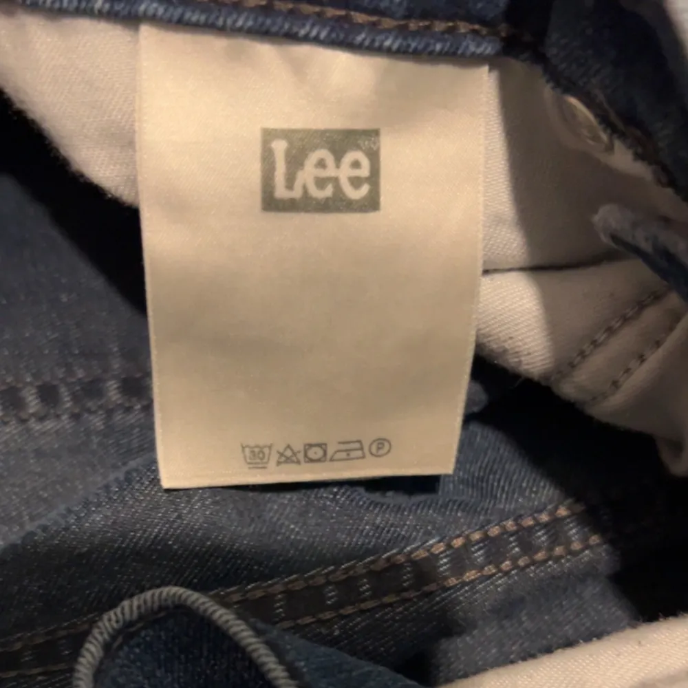 Säljer ett par lee jeans nya går för runt 1000kr knappt använda. Jeans & Byxor.