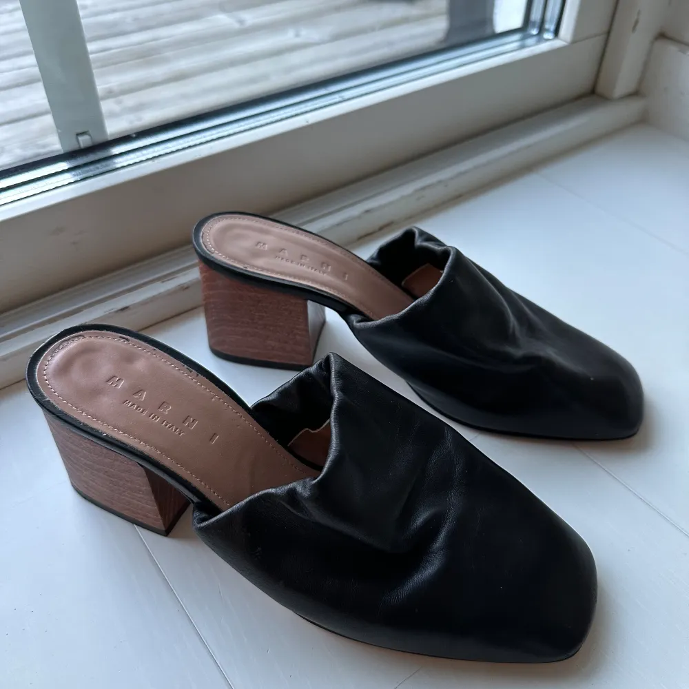Snygga svarta Marni skor med klack! Eleganta o passar till allt🥰 Något slitna på undersidan men annars är de i väldigt bra skick. Klack 7 cm. Skriv gärna för fler bilder. Nypris 5000🤍. Skor.