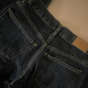 Oanvända straight jeans.