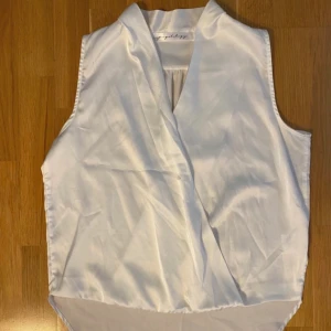 Vit blus satinblus silkesblus satin silke blank glansig omlott omlottblus ärmlös utan ärm linne - Fint skick!