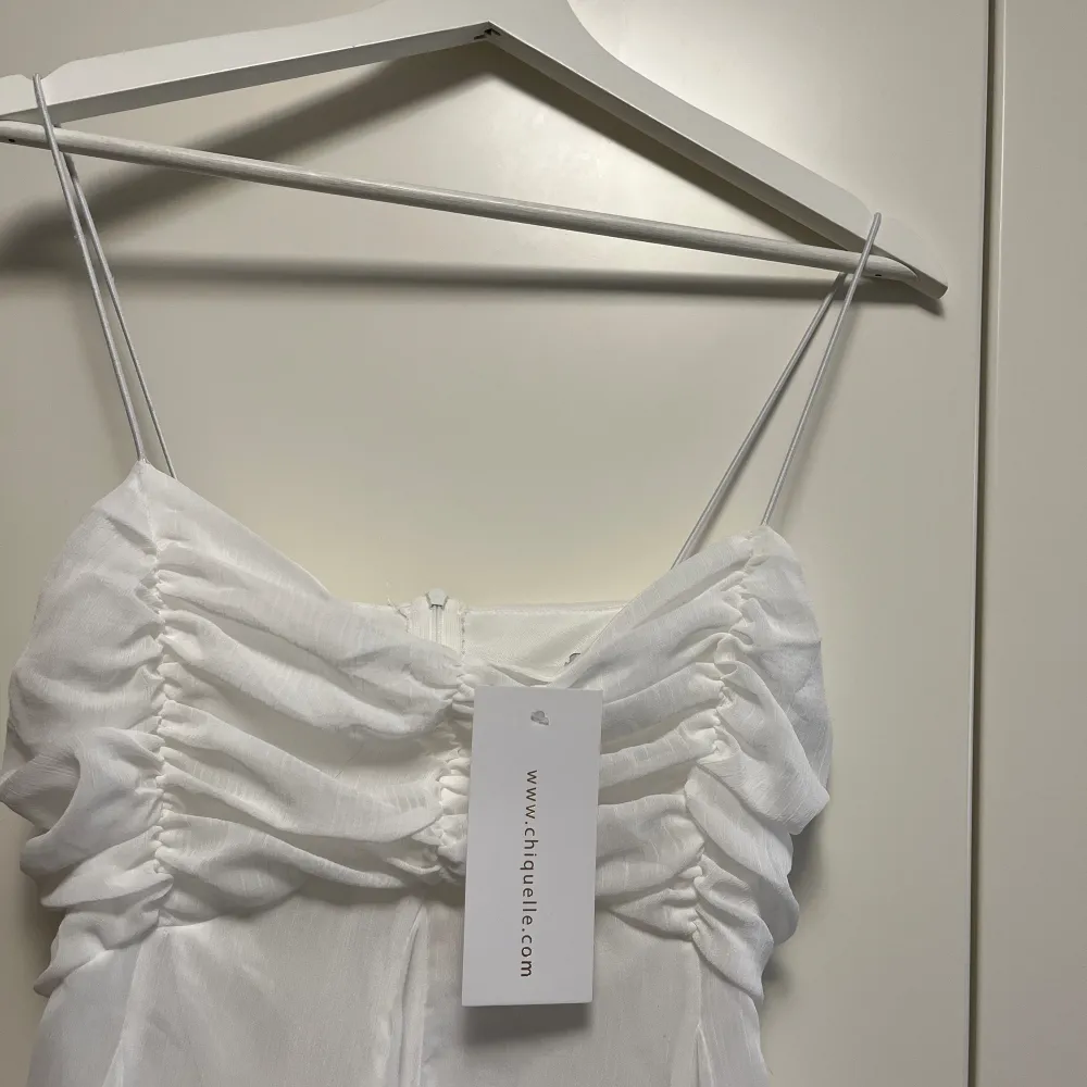 Jätte söt vit klänning  Passar perfekt som studentklänning eller en varm sommardag  Helt ny, prislappen kvar . Klänningar.
