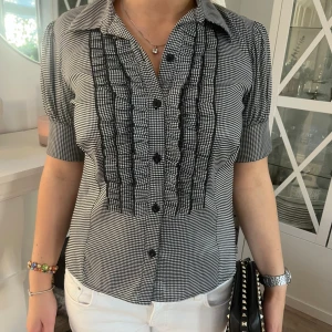 Rutig Blus - Snygg korrtärmad blus med snygga detaljer!! 🙏