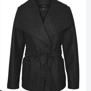 VMVINCE kappa - Säljer min nästintill oanvända kappa från Vero Moda. Perfekt till vår och höst! Slutsåld på hemsidan. Superfin i materialet och har en så fin passform! 