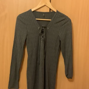 Grå klänning med snörning fram! - Oanvänd, lite stretch. Passar någon runt 160-165 cm 