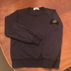 Stone Island Tröja Navy - Marinblå Stone Island tröja Year 8. Sonen vuxit ur fyller snart 10 år och är ca 1,45 cm lång. Fler bilder kan skickas 