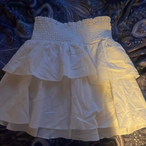 Vit kjol  - Vit kjol ifrån shein i stolek xs är som s aldrig använd typ bara några få gånger💓