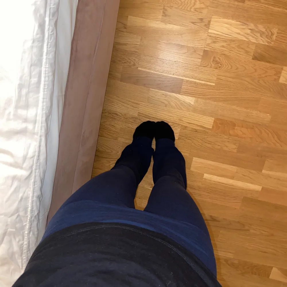 Hej! Säljer mina blåa yoga pants som är sparsamt använt. Det är fint skick och är i storlek xxs. De är dock Stretchiga så det funkar som xs och s också. Inte jätte stor skillnad på de! För mig passar dd utmärkt som är 163 cm lång och har cm över💕. Jeans & Byxor.