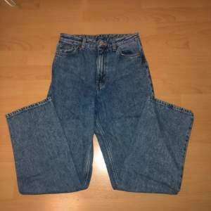 Raka jeans ifrån Monki i storlek 24 I väldigt gott skick.  För mer info eller bilder på, kontakta mig 🤗