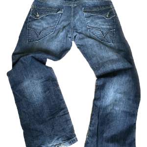 Snygga y2k jeans som passar stl M/L Lite långa på mig (är 165)  Lite slitna i botten men i bra skick Pris kan diskuteras 🫶🫶