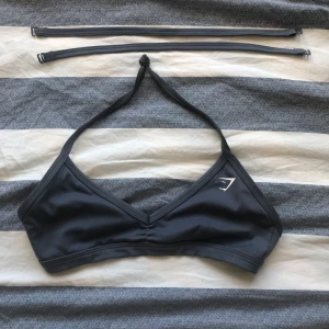 Gymshark minimal sports bra - Jätteskön men passar inte mig längre, nyskick! Går att ha öppen rygg eller med band🥰 Färgen är grå/blå
