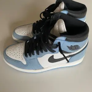 Mycket fina air Jordan skor, endast använda ett par gånger. Färg: University blue. Stl: 40.5/ US 7.5. Köpta på Soleplus 2021 för 4 499kr Säljer dem nu för 2500 kr 