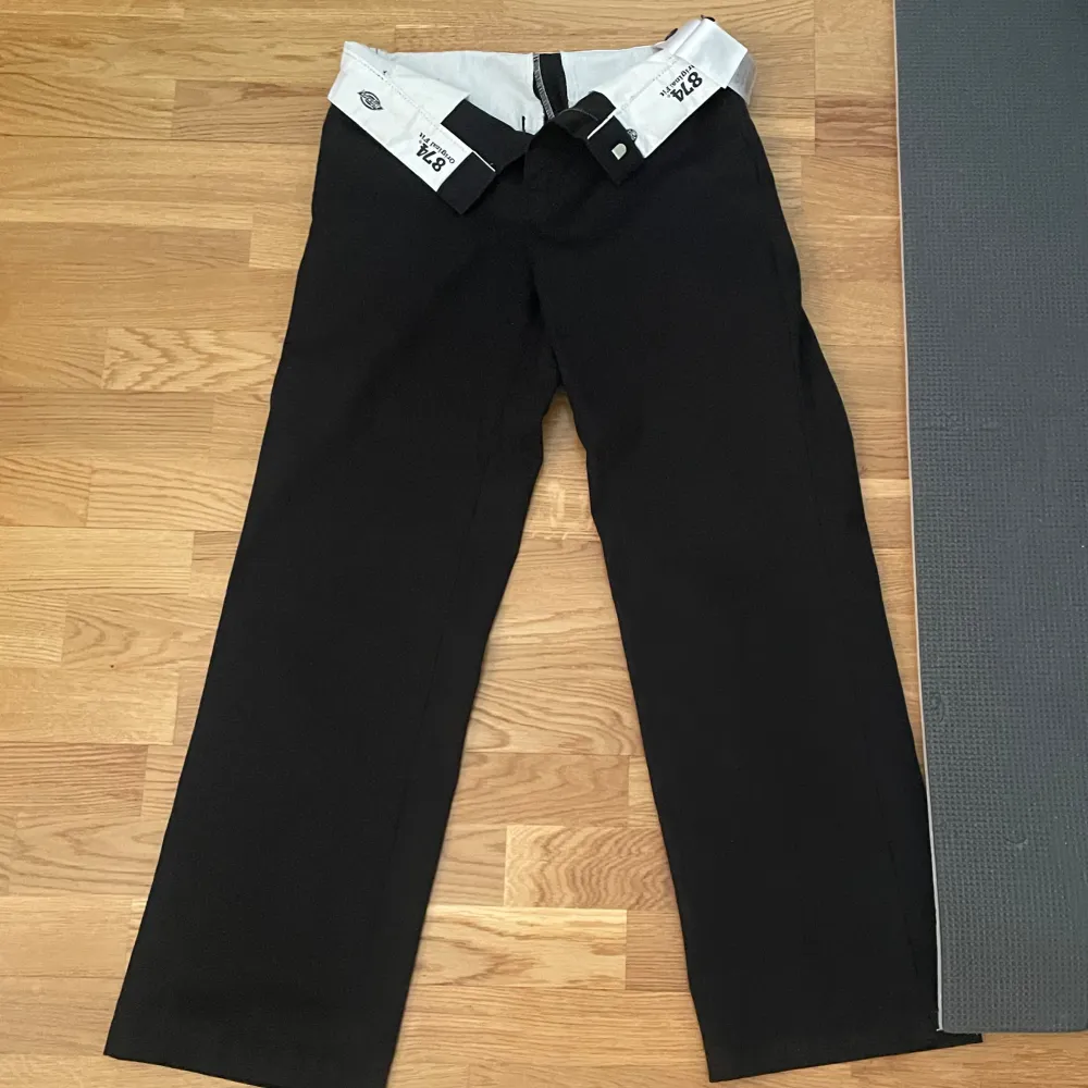 Kostymbyxor från Dickies, 874. Använda någon enstaka gång men de ser helt oanvända ut. Nypris 679kr. Jeans & Byxor.