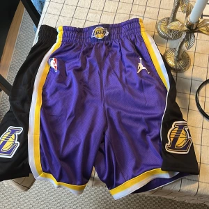Lakers nba shorts  - Storlek m i mycket bra skick