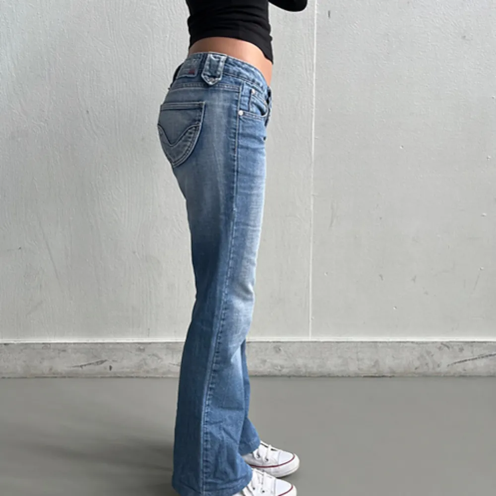 Fina jeans i storlek xs Innerbenslängd: 75cm Midja: 74cm. Jeans & Byxor.