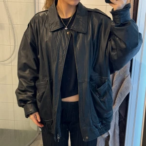 Oversize skinnjacka - Storlek L/XL, fint skick, äkta skinn. Märke från Italien 