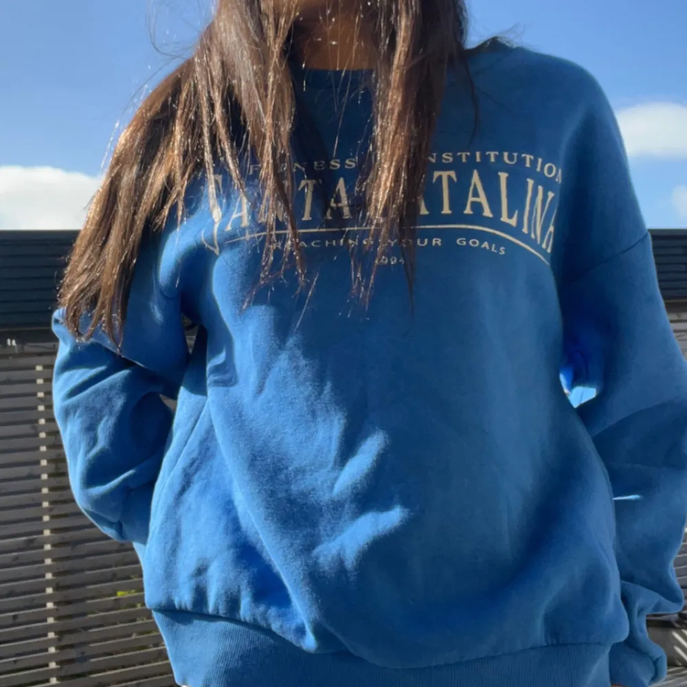 Super fin Marin blå sweatshirt från Gina tricot!🤍  Används ett antal gånger men är fortfarande i bra skick!. Tröjor & Koftor.