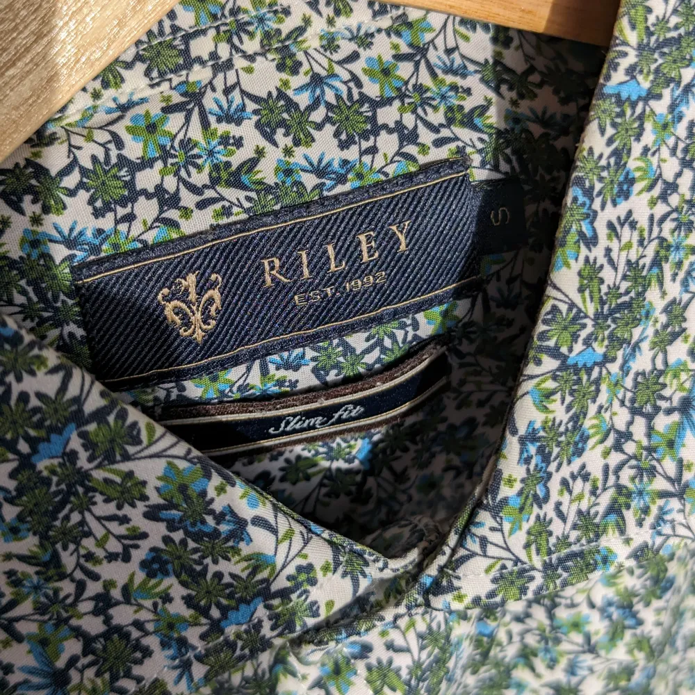 Skjorta från Riley i gott skick.. Skjortor.