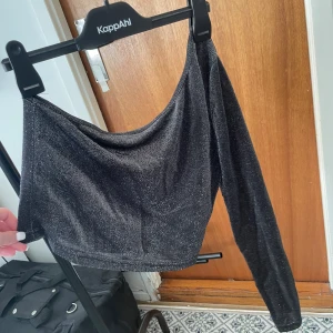 Glittrig one shoulder top - One shoulder top som är lite genomskinlig, glittrig storlek L passar även M