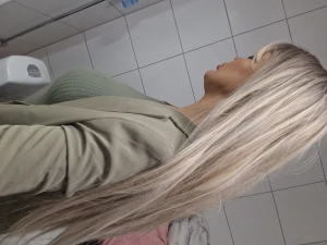 Peruk blond 66 cm - Värmetålig peruk som du enkelt sätter på med hårbandet utan att skada ditt eget hår! Vi har flera färger och kan även beställa in äkta hår som är limfria. 