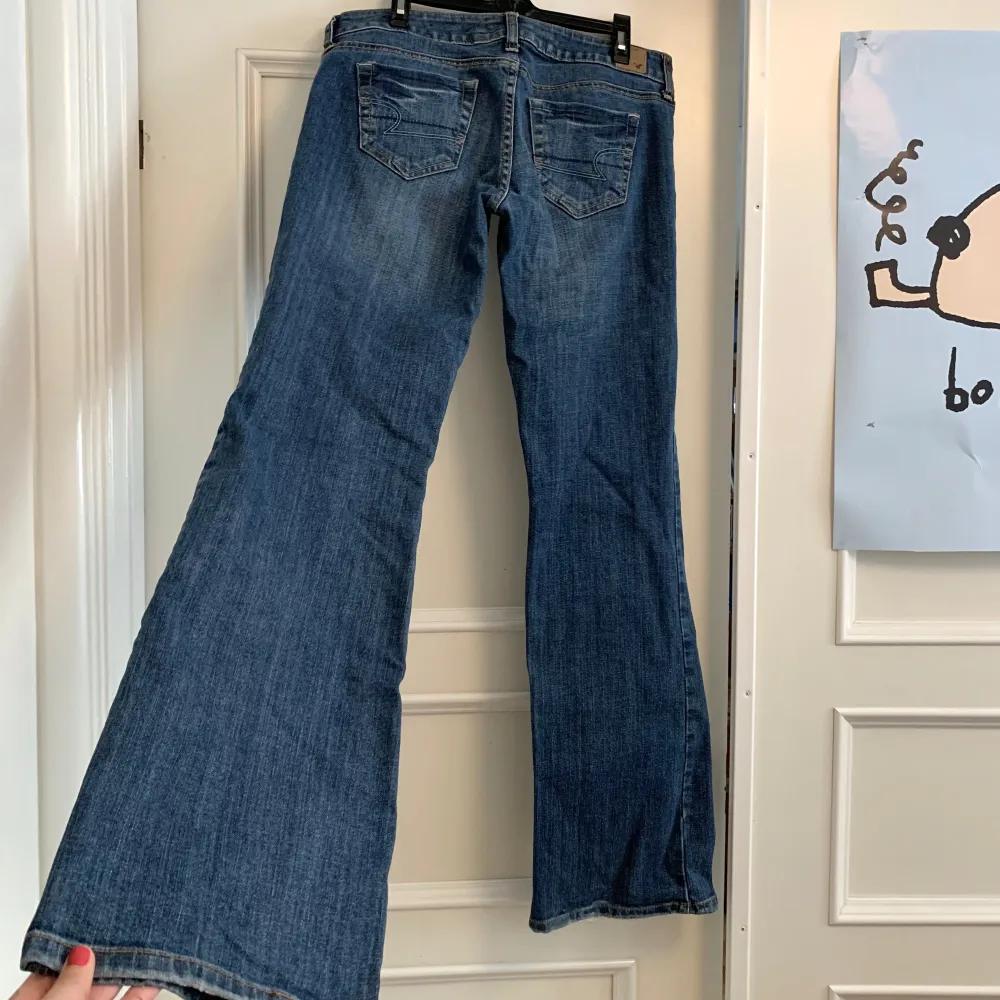American Eagle Jeans i nyskick🙏 lågmidjade och vida:) helt perfekta! Amerikanskt storlek uppskattat till storlek S. Jeans & Byxor.