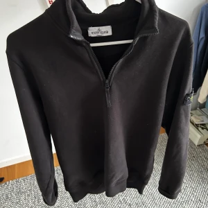 Stone island zip - Tjena, säljer min stone island zip tröja använd ganska mycket men ser fortfarande bra ut, tröjan är hel med inga hål eller nått sånt,storlek 14-16 år så typ S, köpt för 3299 kr, pris kan diskuteras, hör av er vid frågor och funderingar!