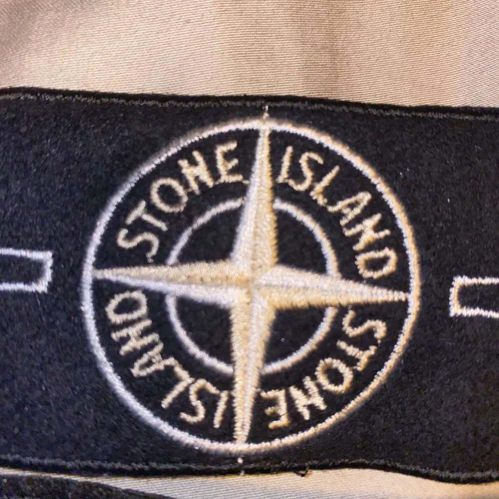 Helt nya, 1:1 skriv vid intresse. Står Stone Island på knapparna dem låg ba upp o ner på bilden.. Accessoarer.