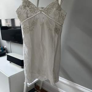 Jättefin vit klänning från zara som passar perfekt till sommaren! 